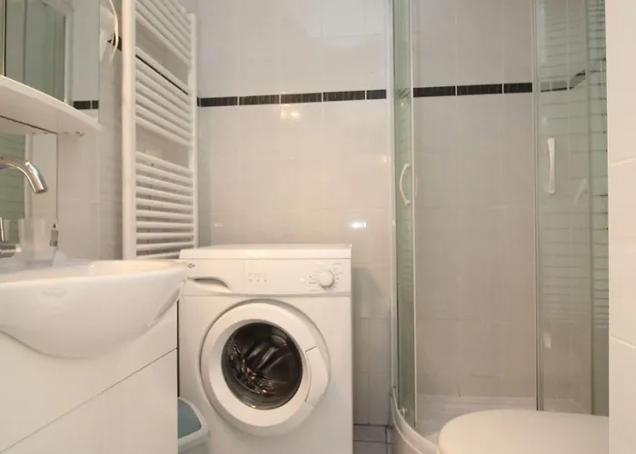 T1 Climatisé Avec Wifi, Proche Thermes Et Commerces, Balcon, 2 étoiles, - Fr-1-553-35